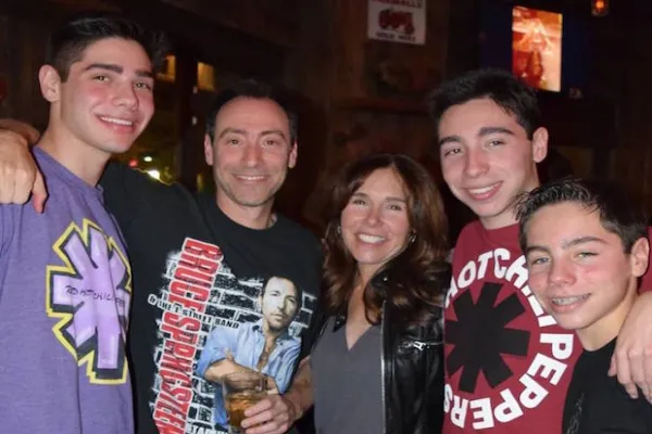 Bruce Steinberg and family (photo courtesy of Irene Steinberg’s Facebook profile).