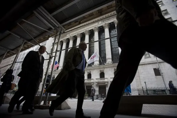 Dow Snaps 10-Day Rally as Consumer Confidence Declines